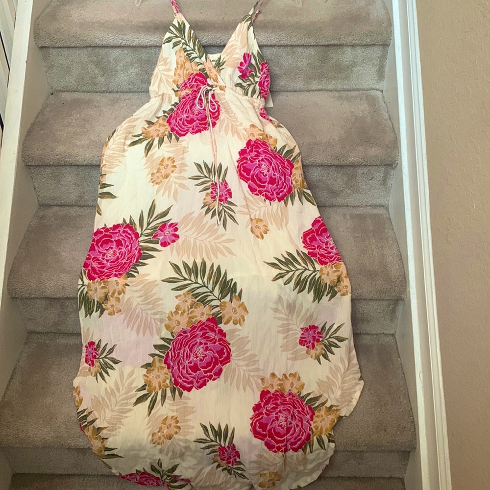Billabong NWT Size medium floral maxi dress.